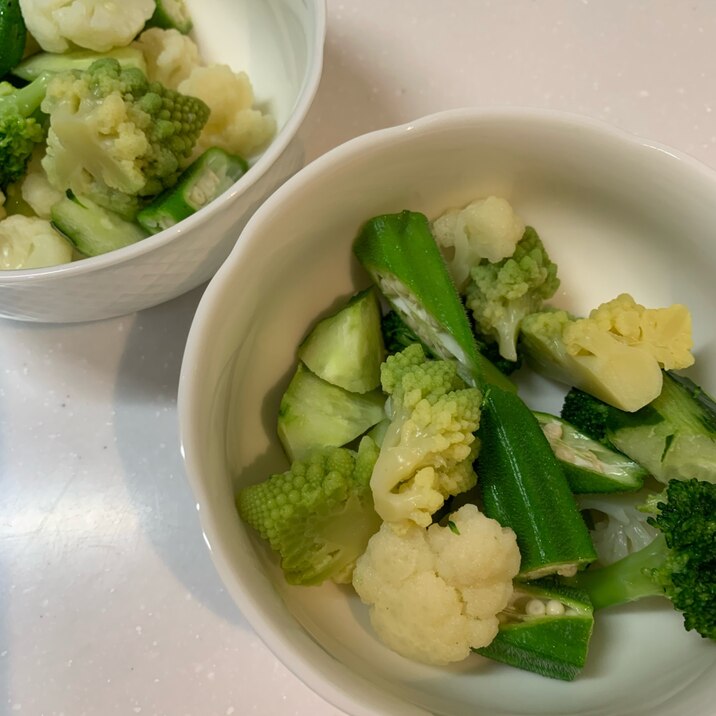 冷凍野菜とオクラ、きゅうりのグリーンサラダ